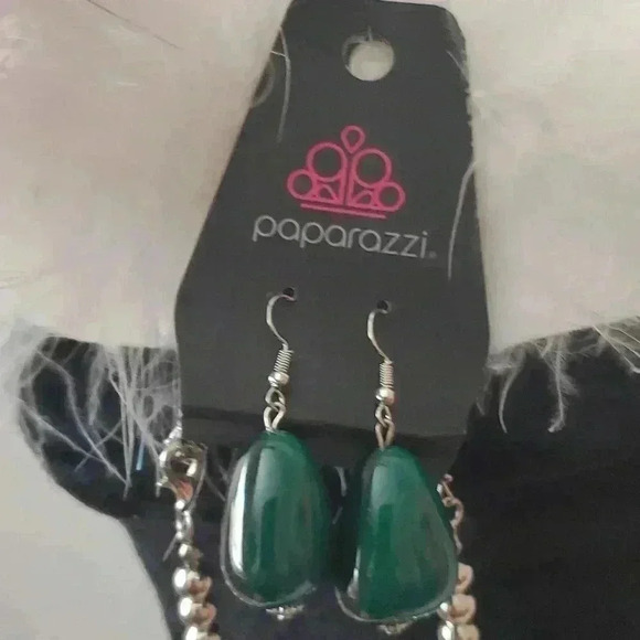 Paparazzi Chunky necklace earrings and bracelet - Picture 3 of 4